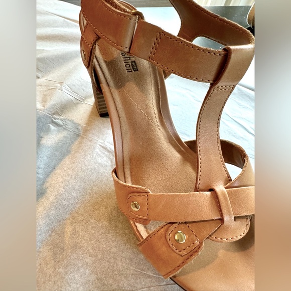 Clarks open-toed 3 1/2” heel shoes, Size 8 - Picture 10 of 13